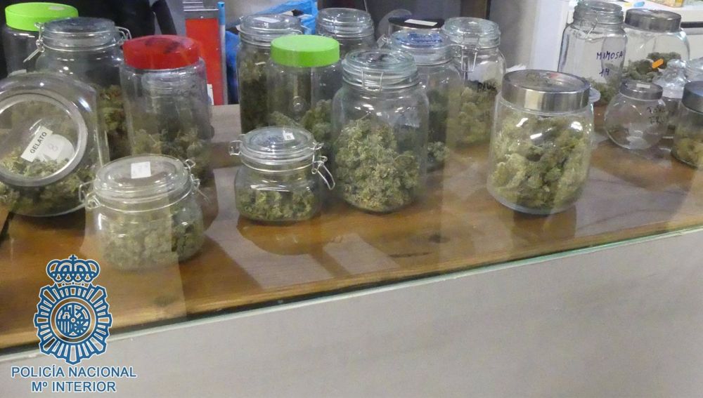 La policía detiene a tres personas en Alcalá por venta de drogas en una asociación cannábica sin autorización La policía detiene a tres personas en Alcalá por venta de drogas en una asociación cannábica sin autorización