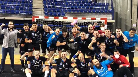 Liberbank Cantabria Sinfín Liberbank Cantabria Sinfín celebra su victoria en Logroño. Liga Asobal.