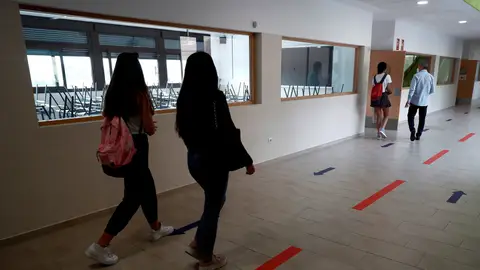 Varios estudiantes se dirigen a un aula por un pasillo en el IES Simone Veil de Paracuellos del Jarama, Madrid. Varios estudiantes se dirigen a un aula por un pasillo en el IES Simone Veil de Paracuellos del Jarama, Madrid.