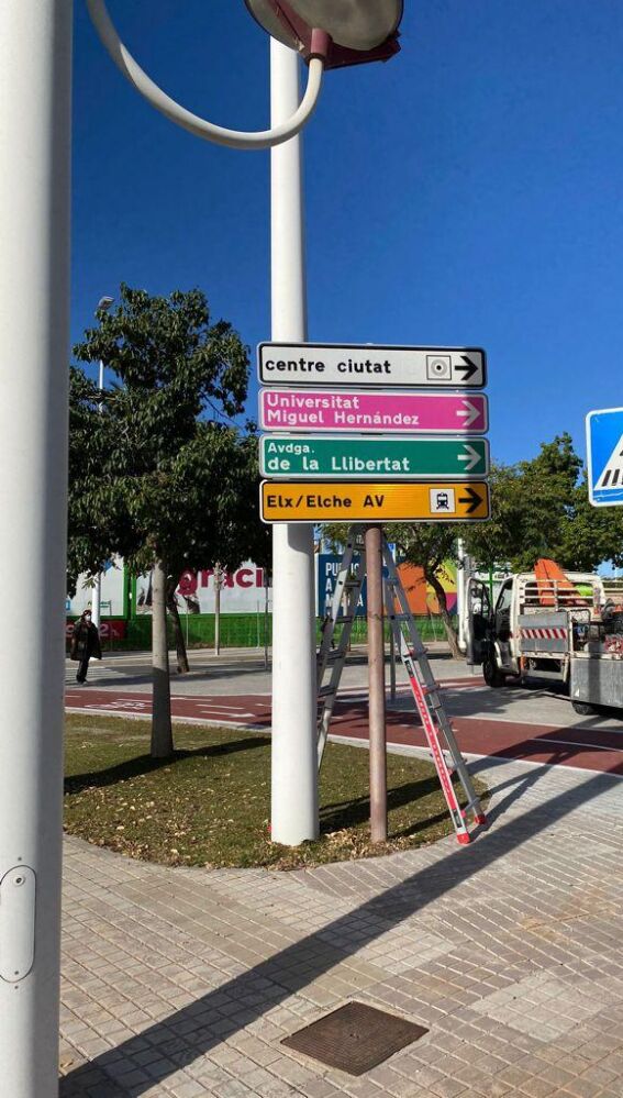 Señalización de la ubicación de la estación del AVE de Elche.