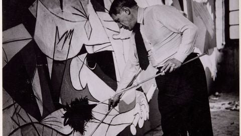 Pablo Picasso de pie trabajando en Guernica en su taller de los Grands-Augustins, mayo-junio 1937 Foto: Dora Maar. Museo Nacional Centro de Arte Reina Sof&iacute;a, Madrid.