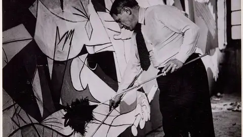 Pablo Picasso de pie trabajando en Guernica en su taller de los Grands-Augustins, mayo-junio 1937 Foto: Dora Maar. Museo Nacional Centro de Arte Reina Sofía, Madrid. Pablo Picasso de pie trabajando en Guernica en su taller de los Grands-Augustins, mayo-junio 1937 Foto: Dora Maar. Museo Nacional Centro de Arte Reina Sofía, Madrid.