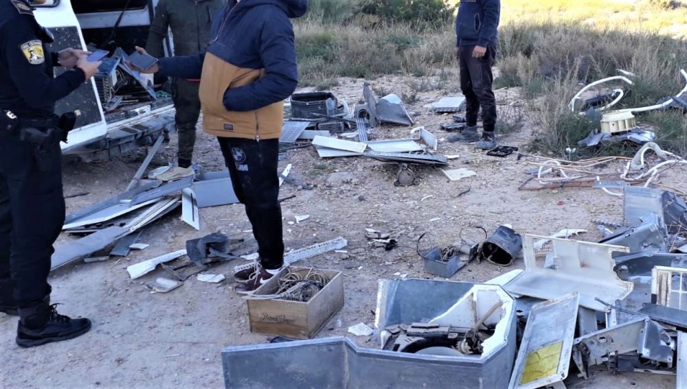 Agente de la Policía Local de Elche junto a ciudadanos en un vertido incontrolado.