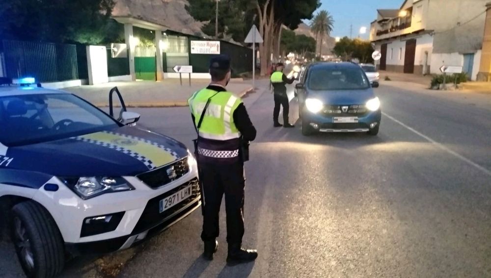 Entre las 15 horas del Vienes y las 6 de la mañana del lunes sólo se podrá entrar o salir por causa justificada Entre las 15 horas del Vienes y las 6 de la mañana del lunes sólo se podrá entrar o salir por causa justificada