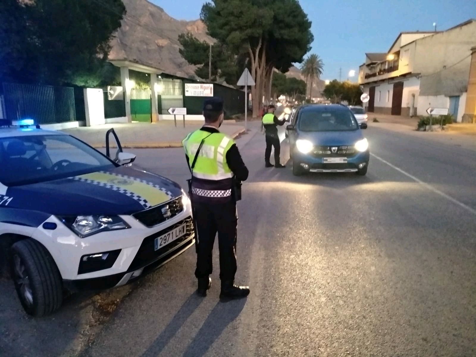 Entre las 15 horas del Vienes y las 6 de la mañana del lunes sólo se podrá entrar o salir por causa justificada Entre las 15 horas del Vienes y las 6 de la mañana del lunes sólo se podrá entrar o salir por causa justificada