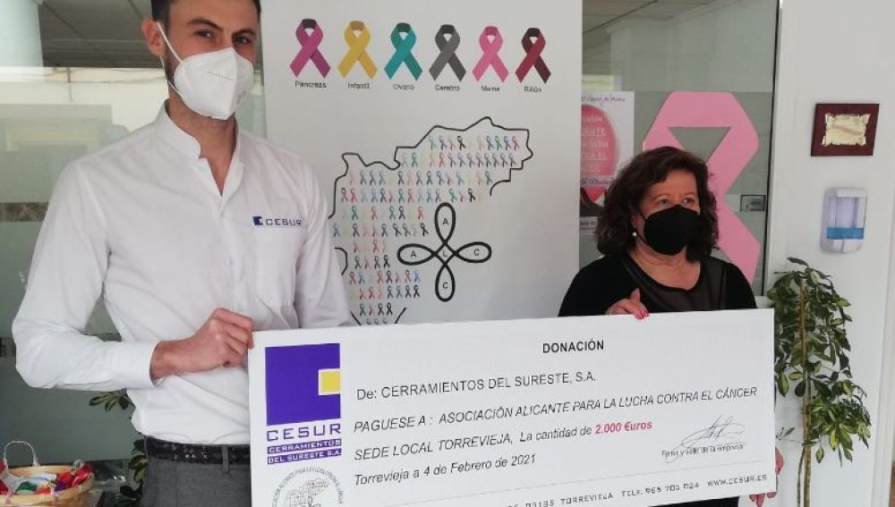 En un sencillo acto, representantes de la empresa entregaron su donativo a miembros de la entidad, el día 4 de febrero, coincidiendo con la celebración del Día Mundial contra el Cáncer En un sencillo acto, representantes de la empresa entregaron su donativo a miembros de la entidad, el día 4 de febrero, coincidiendo con la celebración del Día Mundial contra el Cáncer