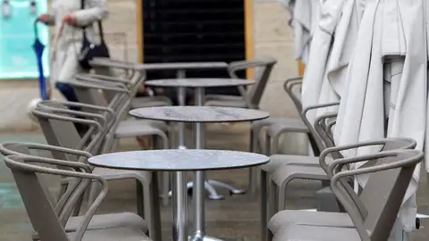 Una terraza de un bar vacía. Una terraza de un bar vacía.