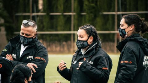 Jasm&iacute;n Unger entrenadora de defensa del equipo femenino de Hurricanes en un entrenamiento