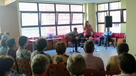 Actividad musical en el hogar de jubilados de Infiesto
