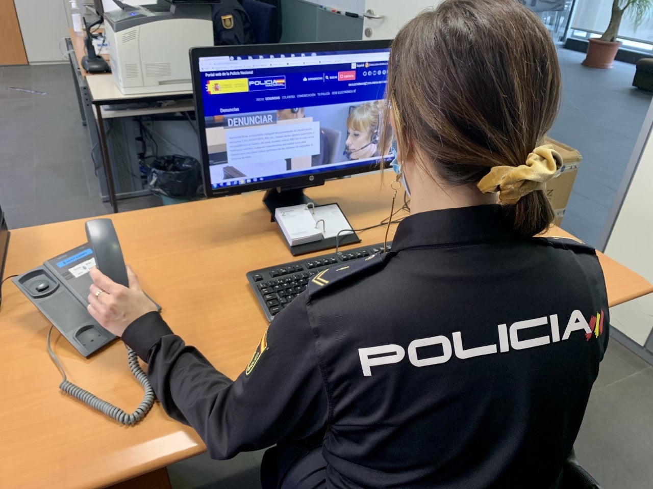 La denuncia online de una menor lleva a la Policía Nacional a detener a Elche a un hombre por malos tratos en el ámbito familiar La denuncia online de una menor lleva a la Policía Nacional a detener a Elche a un hombre por malos tratos en el ámbito familiar