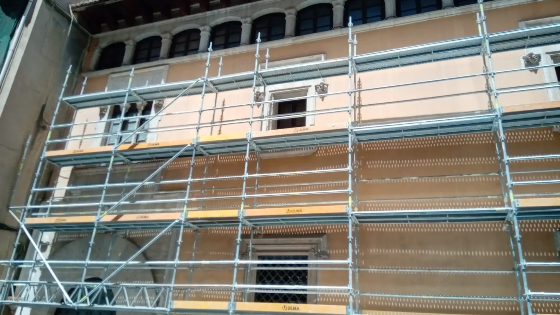 Termitas y filtraciones encarecen y retrasan la restauración de la casa natalicia de Sant Vicent