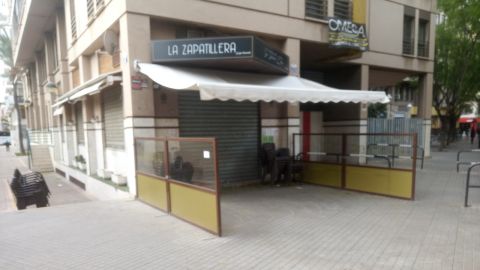 Cafeter&iacute;a cerrada en Elche por las restricciones de la pandemia,