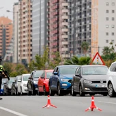 Agentes de la Policia Local realizan un control en la salida de la pista de Ademuz. Agentes de la Policia Local realizan un control en la salida de la pista de Ademuz.