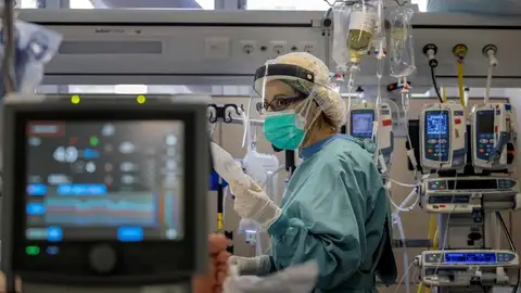 Médico en una UCI coronavirus Médico en una UCI coronavirus