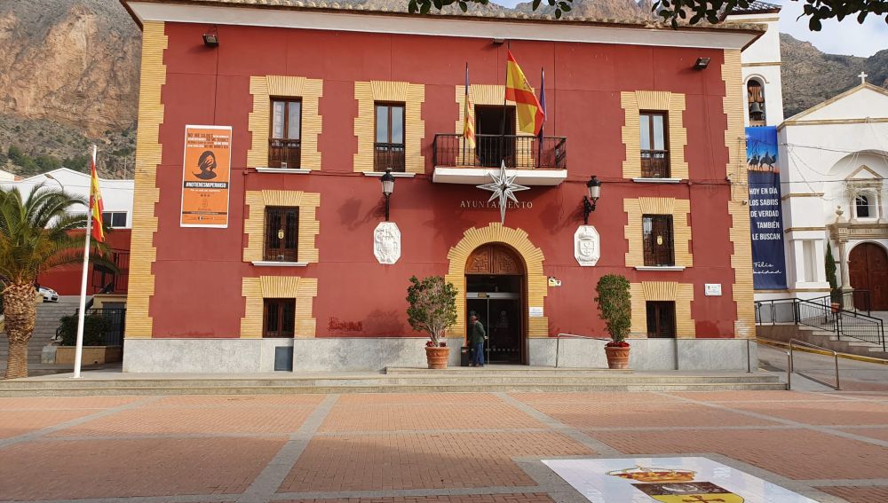 El contrato amplía a los siete días de la semana la recogida de basura, la modernización de la maquinaria e introduce el quinto contenedor El contrato amplía a los siete días de la semana la recogida de basura, la modernización de la maquinaria e introduce el quinto contenedor
