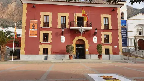 El contrato amplía a los siete días de la semana la recogida de basura, la modernización de la maquinaria e introduce el quinto contenedor redovan