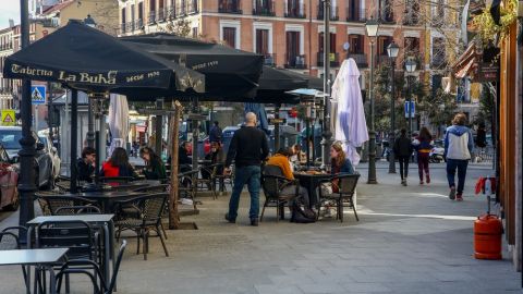 laSexta Noticias 14:00 (05-02-21) Madrid ampl&iacute;a desde hoy de cuatro a seis los grupos en terrazas y obliga a usar mascarillas en la hosteler&iacute;a