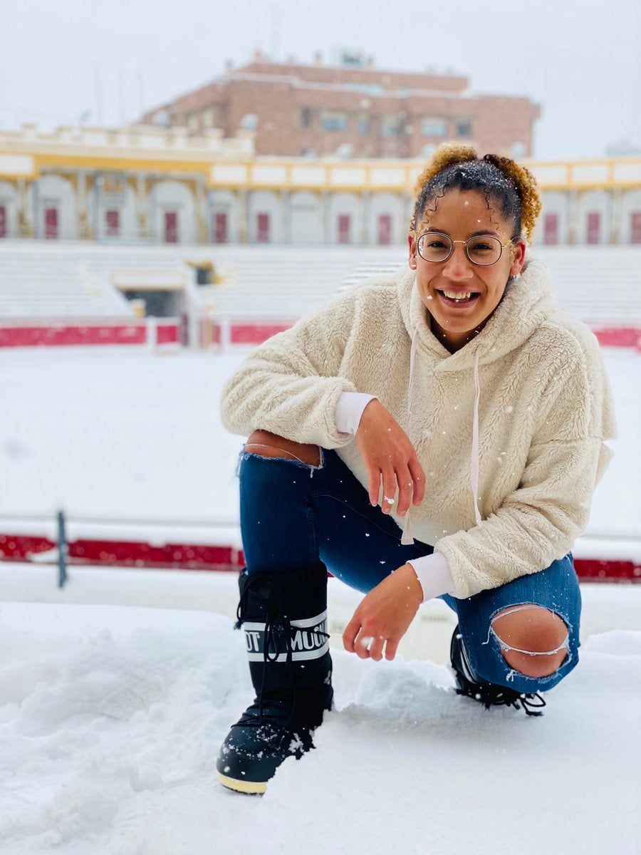 La auxiliar sociosanitaria turolense Amanda Monferrer ha pasado sus vacaciones trabajando en la Residencia Carmen Bellido de Cortes, en pleno brote de Covid 19 La auxiliar sociosanitaria turolense Amanda Monferrer ha pasado sus vacaciones trabajando en la Residencia Carmen Bellido de Cortes, en pleno brote de Covid 19