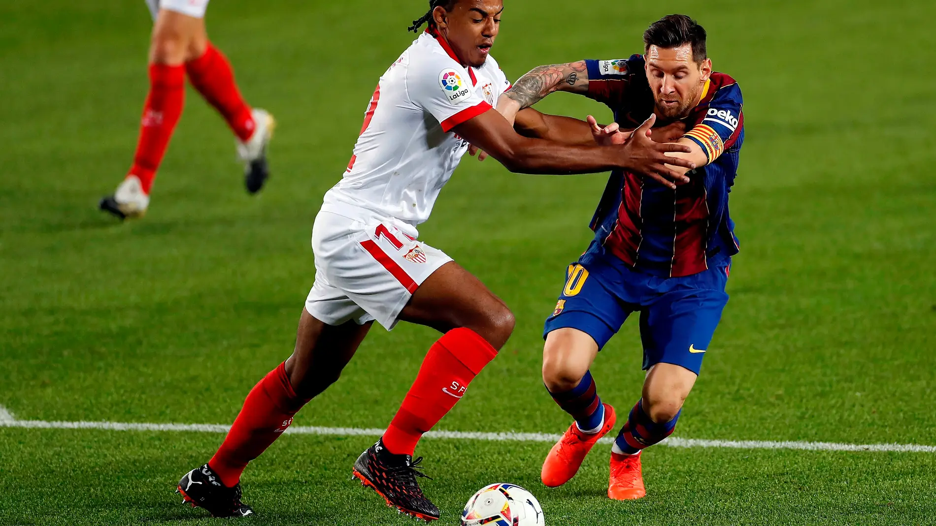 Jules Koundé y Leo Messi pelean por un balón en un Barça-Sevilla.