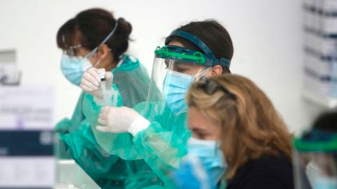 Personal trabajando con test para detectar el coronavirus