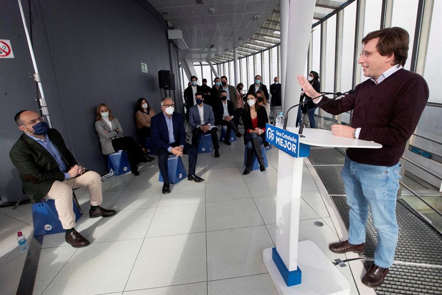 Almeida sobre los "cinco coches oficiales de Iglesias": "He pensado: no seas injusto, viene con la niñera" Almeida sobre los "cinco coches oficiales de Iglesias": "He pensado: no seas injusto, viene con la niñera"
