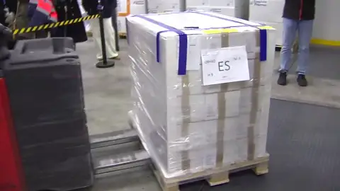 España recibe las primeras 196.800 dosis de la vacuna de AstraZeneca y la Universidad de Oxford España recibe las primeras 196.800 dosis de la vacuna de AstraZeneca y la Universidad de Oxford