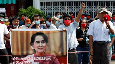 Decenas de miles de personas se manifiestan en Myanmar contra el golpe de Estado