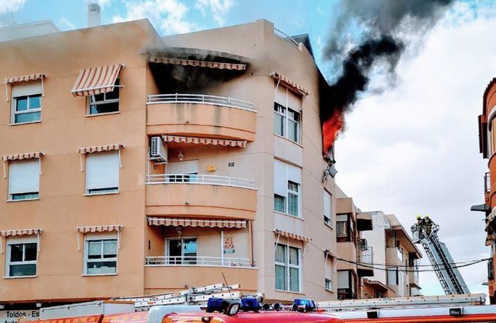 Un pavoroso incendio destruye parte de una una vivienda situada en una tercera planta en El Campello Un pavoroso incendio destruye parte de una una vivienda situada en una tercera planta en El Campello