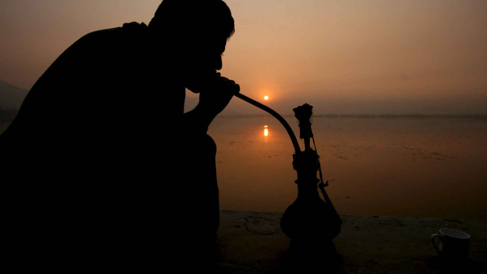 Un estudio revela que los que fuman cachimba duermen menos y peor Un estudio revela que los que fuman cachimba duermen menos y peor