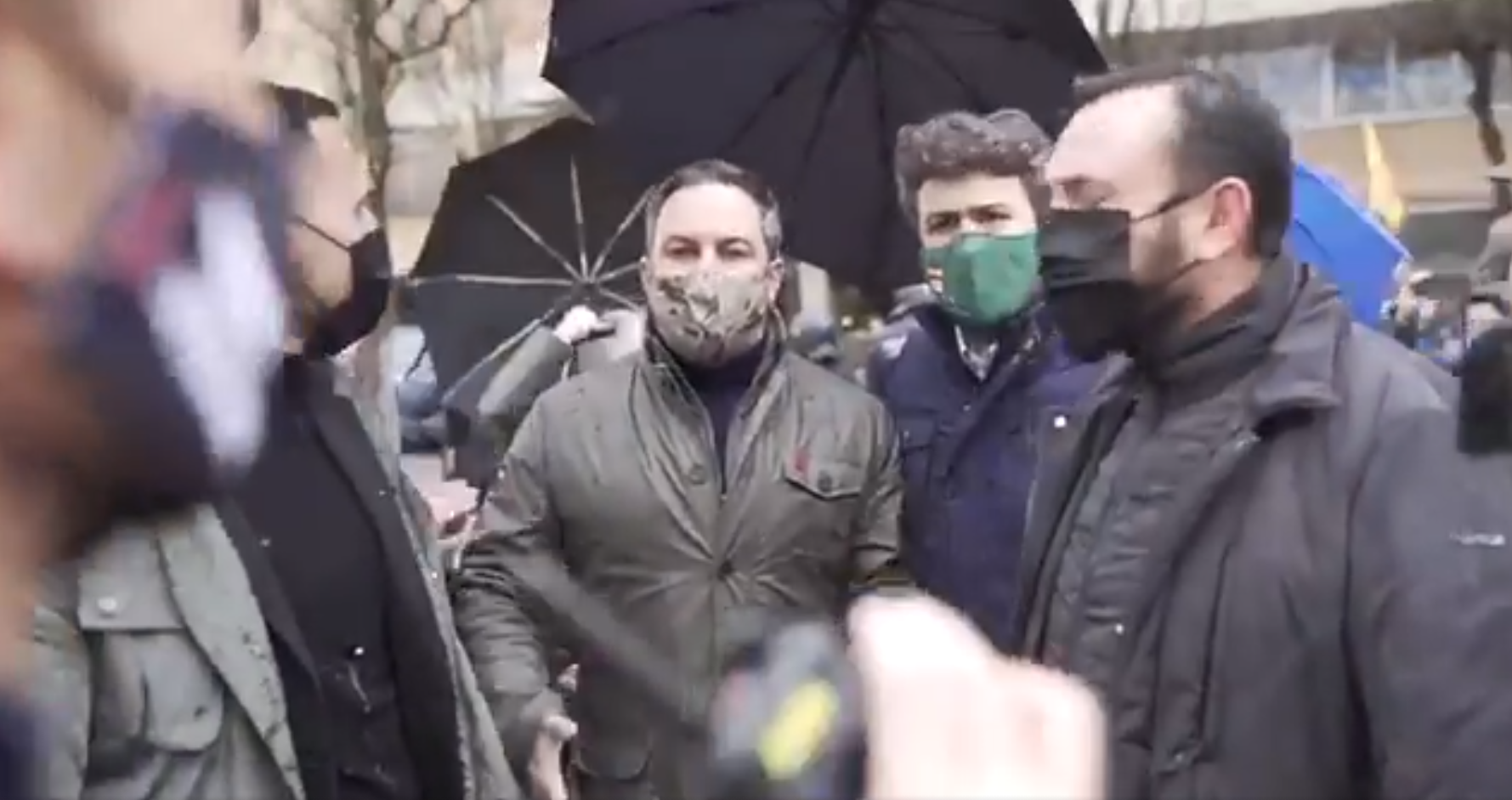 Lanzan huevos y piedras a Abascal y otros dirigentes de Vox durante un acto en Salt Lanzan huevos y piedras a Abascal y otros dirigentes de Vox durante un acto en Salt