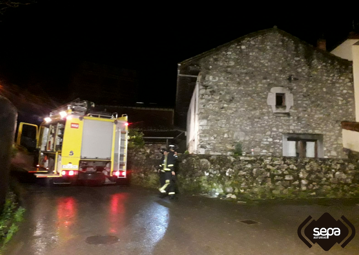 Una vivienda de Porrua, en Llanes, sufre graves daños por un incendio declarado la pasada noche Una vivienda de Porrua, en Llanes, sufre graves daños por un incendio declarado la pasada noche