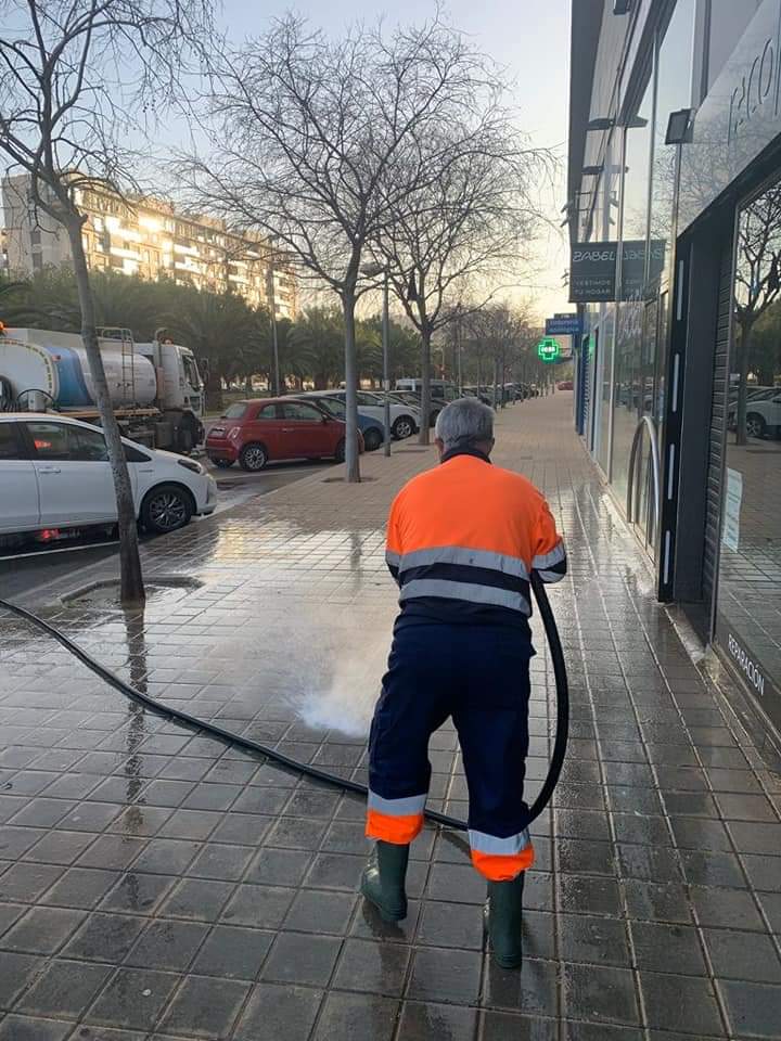 Alicante duplica el servicio de baldeo para eliminar los efectos de la calima Alicante duplica el servicio de baldeo para eliminar los efectos de la calima