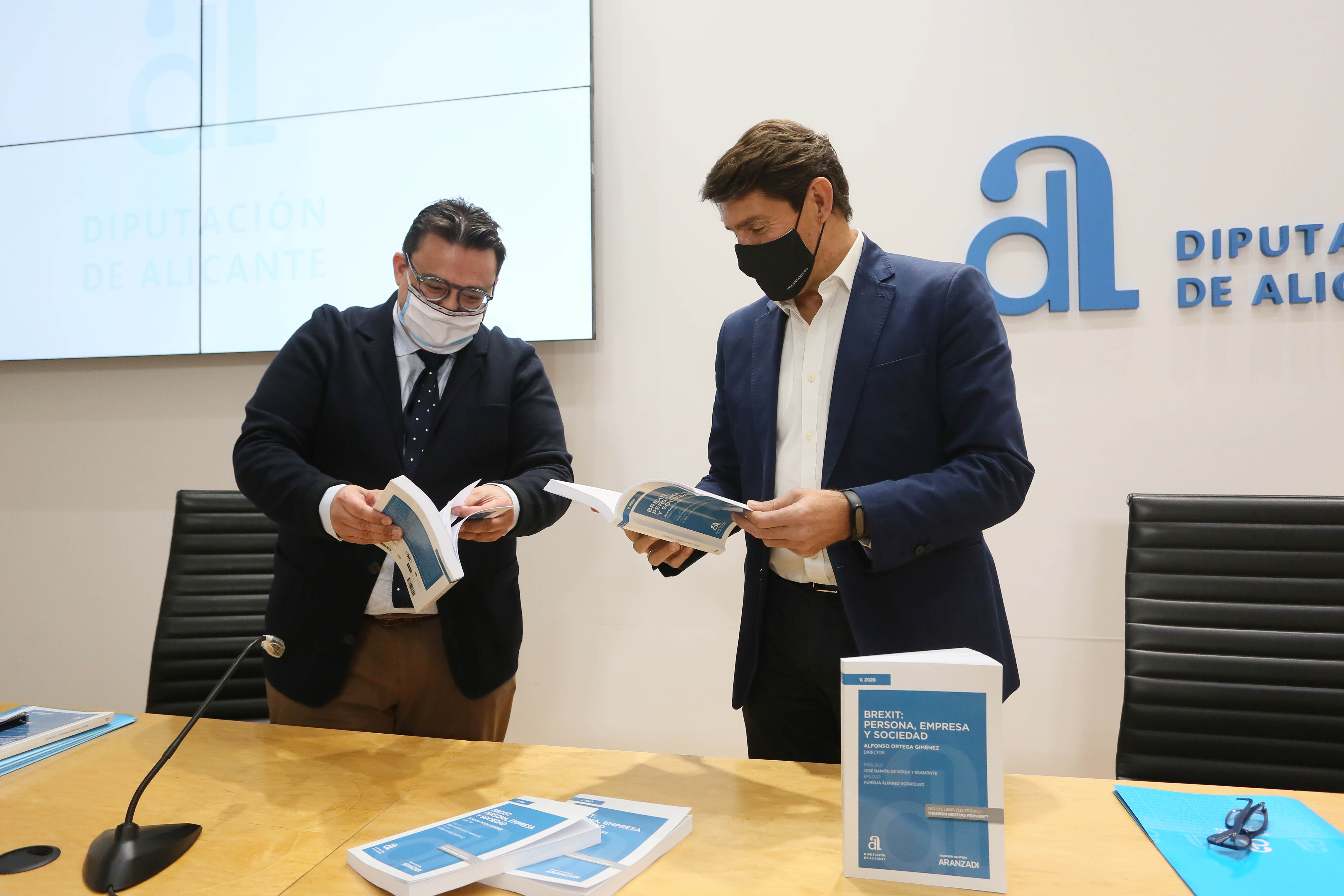 En el libro, coordinado por el director del Observatorio Provincial de la Inmigración, han participado 23 autores nacionales y extranjeros En el libro, coordinado por el director del Observatorio Provincial de la Inmigración, han participado 23 autores nacionales y extranjeros