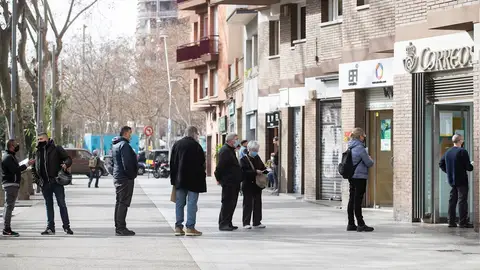Varias personas hacen cola en una oficina de Correos de Barcelona Varias personas hacen cola en una oficina de Correos de Barcelona