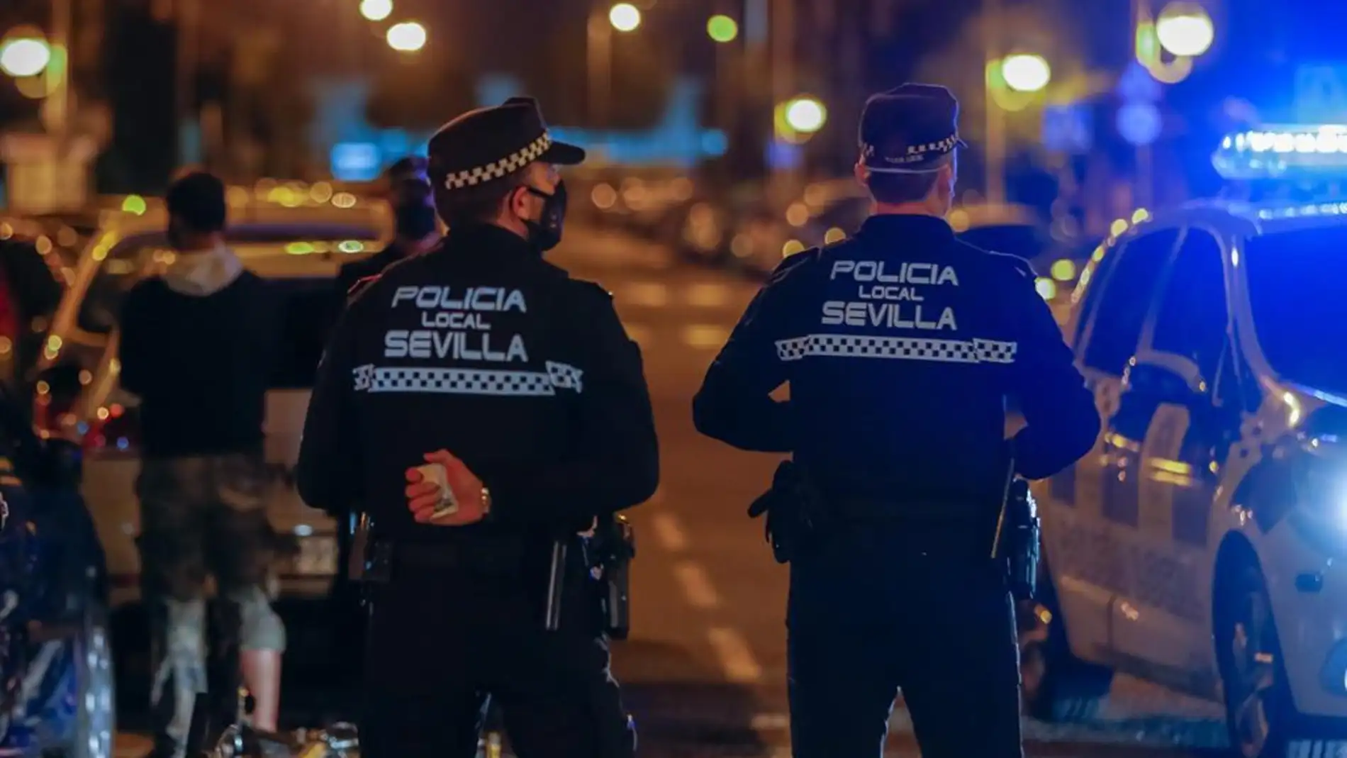 Dos agentes de la Policía Local de Sevilla en su turno de vigilancia