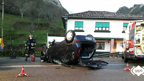 El vehículo volcado en la calzada El vehículo volcado en la calzada