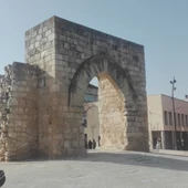 El histórico Arco del Torreón se asienta sobre el borde de un maar volcánico El histórico Arco del Torreón se asienta sobre el borde de un maar volcánico