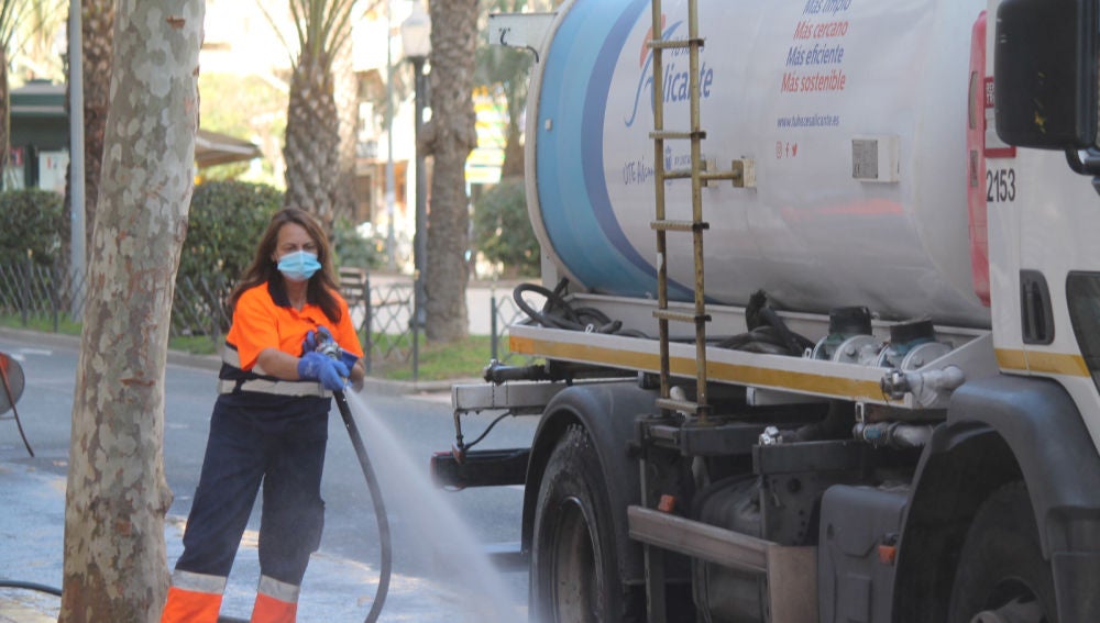 La concesionaria UTE Alicante refuerza el baldeo