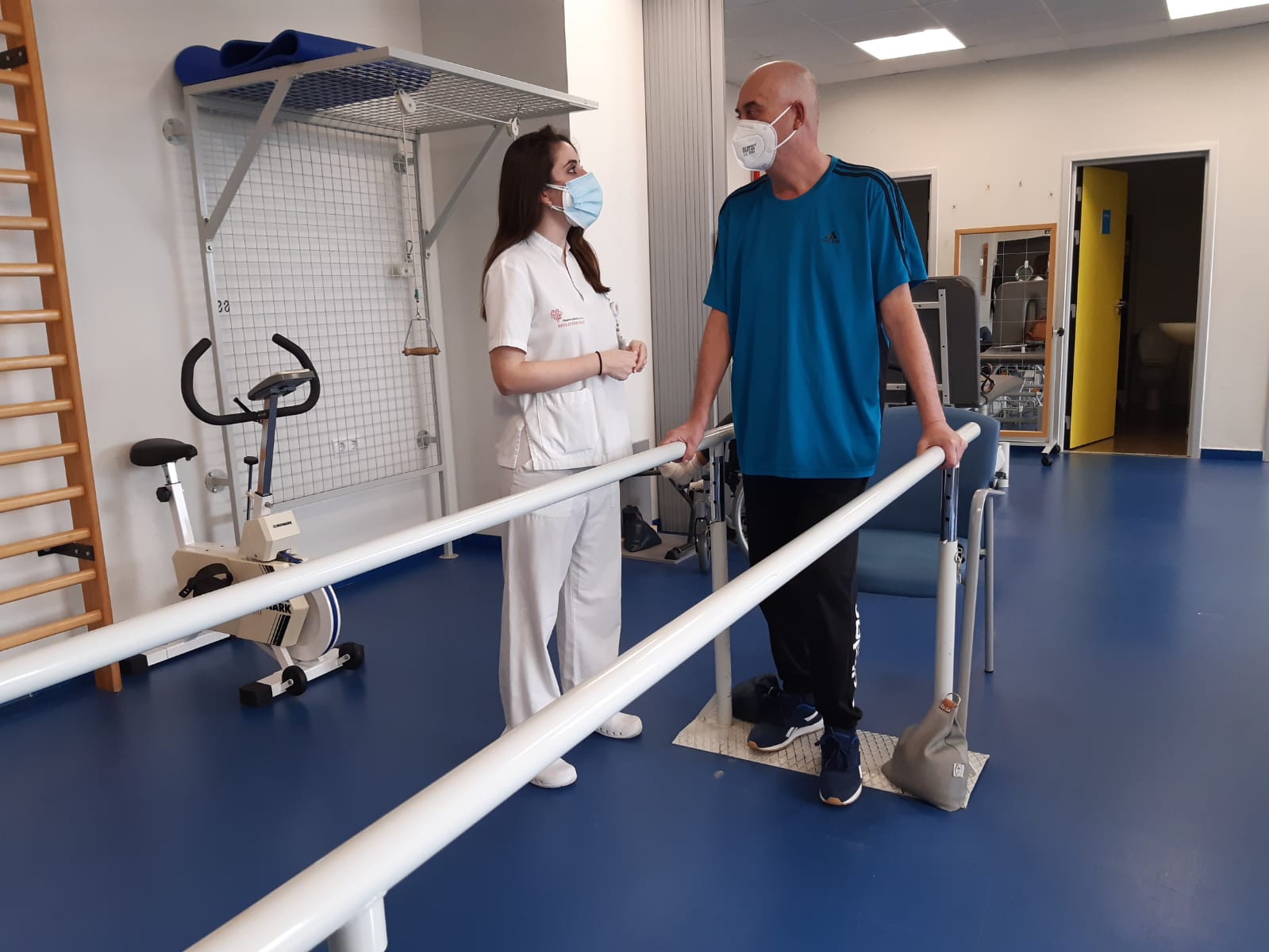 La falta de actividad física, el confinamiento e incluso largos periodos en cama en los casos más graves, provocan una afectación multisistémica, dañando mucho más que los pulmones La falta de actividad física, el confinamiento e incluso largos periodos en cama en los casos más graves, provocan una afectación multisistémica, dañando mucho más que los pulmones