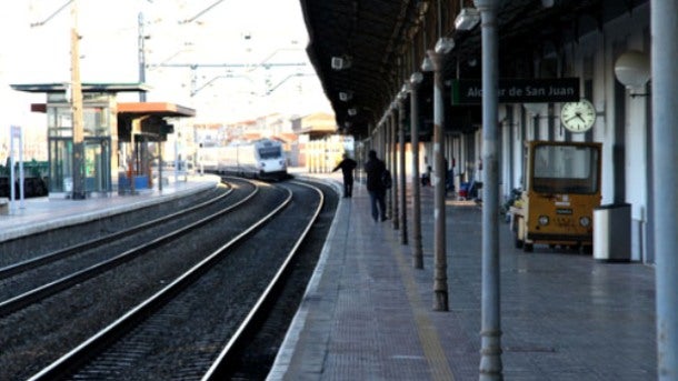 El Comité de Empresa de Adif denuncia falta de personal y abandono de numerosas estaciones de ferrocarril en Ciudad Real El Comité de Empresa de Adif denuncia falta de personal y abandono de numerosas estaciones de ferrocarril en Ciudad Real
