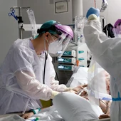 Médicos de UCI atienden a un paciente (archivo) Médicos de UCI atienden a un paciente (archivo)
