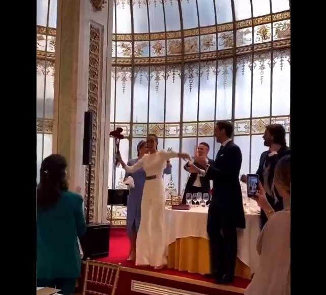 La boda sin mascarillas ni distancia social de un canterano del Real Madrid desata el enfado en las redes La boda sin mascarillas ni distancia social de un canterano del Real Madrid desata el enfado en las redes