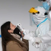 Un sanitario realiza una PCR a una joven Un sanitario realiza una PCR a una joven
