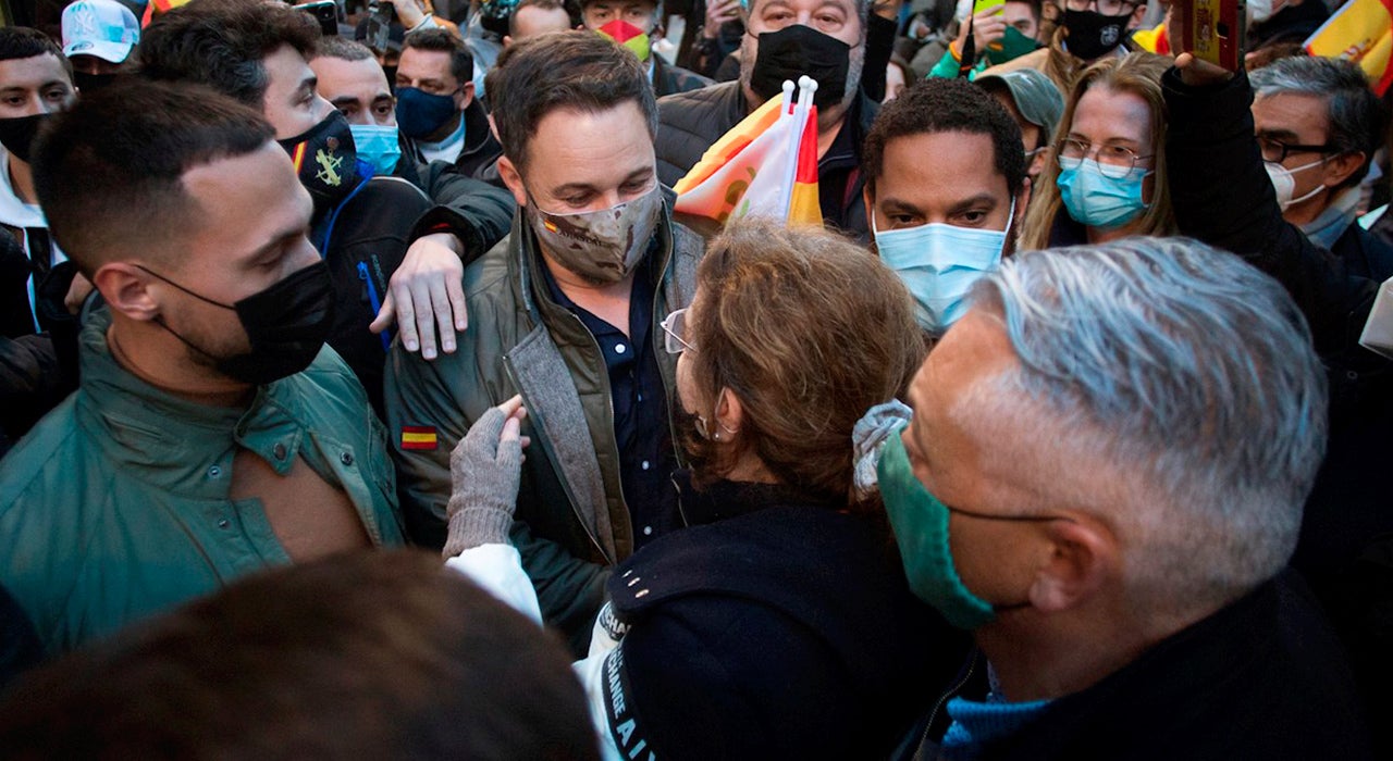 Las preguntas de Amón: "¿Cómo es posible acusar a Abascal de fascista al tiempo que se le arrojan piedras?" Las preguntas de Amón: "¿Cómo es posible acusar a Abascal de fascista al tiempo que se le arrojan piedras?"