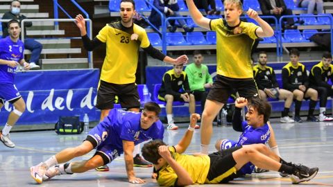 Una jugada del partido Uni&oacute;n Financiera base Oviedo-Soria