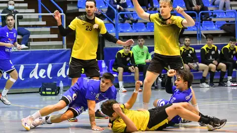Una jugada del partido Unión Financiera base Oviedo-Soria Una jugada del partido Unión Financiera base Oviedo-Soria