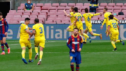 Los jugadores del C&aacute;diz celebran el gol de &Aacute;lex Fern&aacute;ndez ante el Barcelona
