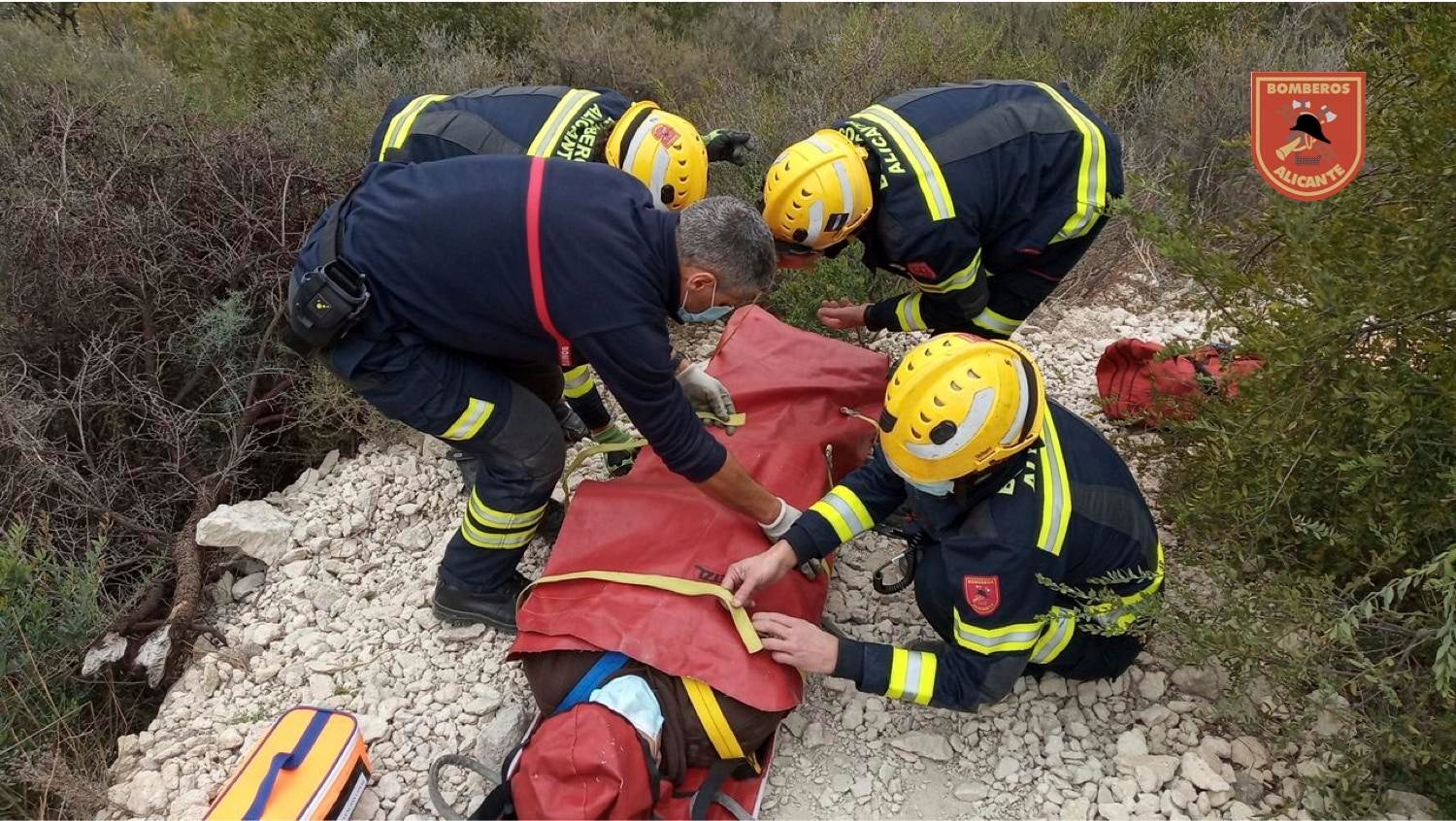 Los bomberos rescatan a una senderista herida en una zona escarpada de la Serra Grossa de Alicante Los bomberos rescatan a una senderista herida en una zona escarpada de la Serra Grossa de Alicante