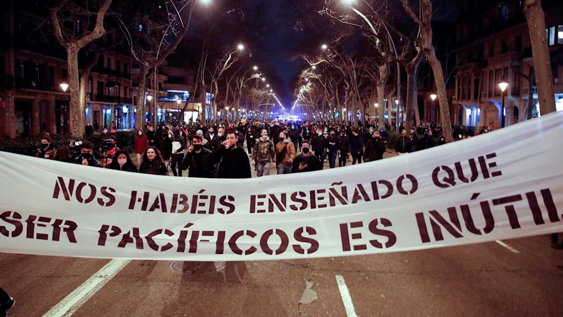 Manifestantes de Barcelona en contra de la detención de Pablo Hasel