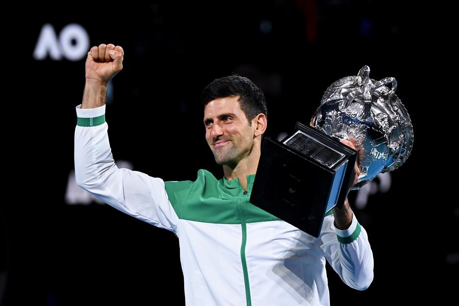 Djokovic gana a Medvedev y levanta su noveno Abierto de Australia Djokovic gana a Medvedev y levanta su noveno Abierto de Australia